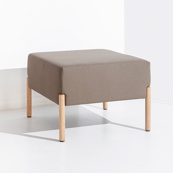 Puf otomano Porventura Cod, acessório para sofá com tecido macio, formato retangular e cor neutra, concebido para o conforto das salas de estar modernas.