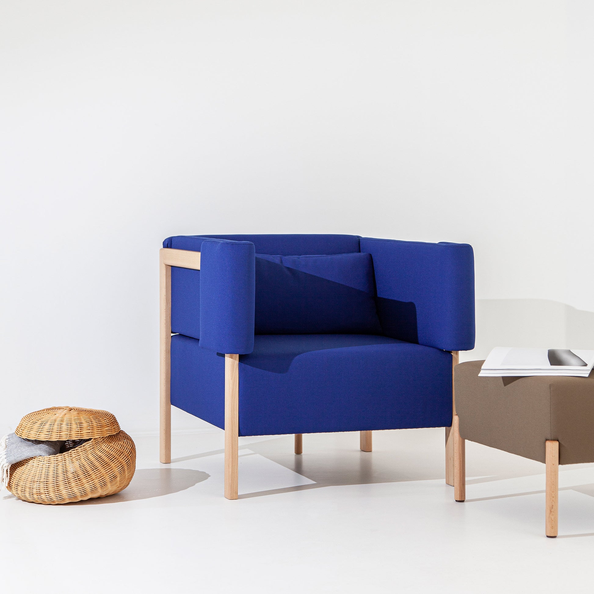 Sofá de um lugar Cod, da autoria de Filipa Aguiar e João Pereira, com design elegante e estofos em tons neutros, visto de frente.