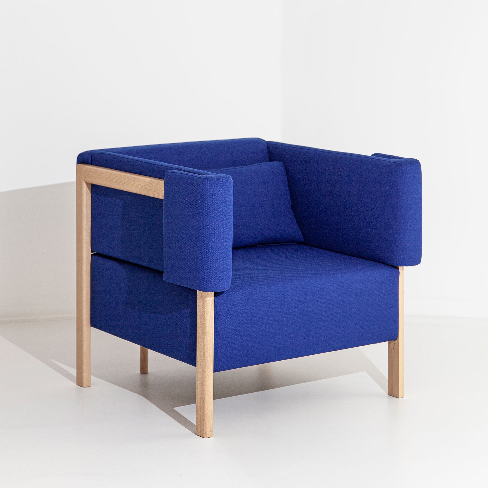 Filipa Aguiar & João Pereira Cod Sofá monolugar com um design elegante e moderno e estofos em tecido neutro.