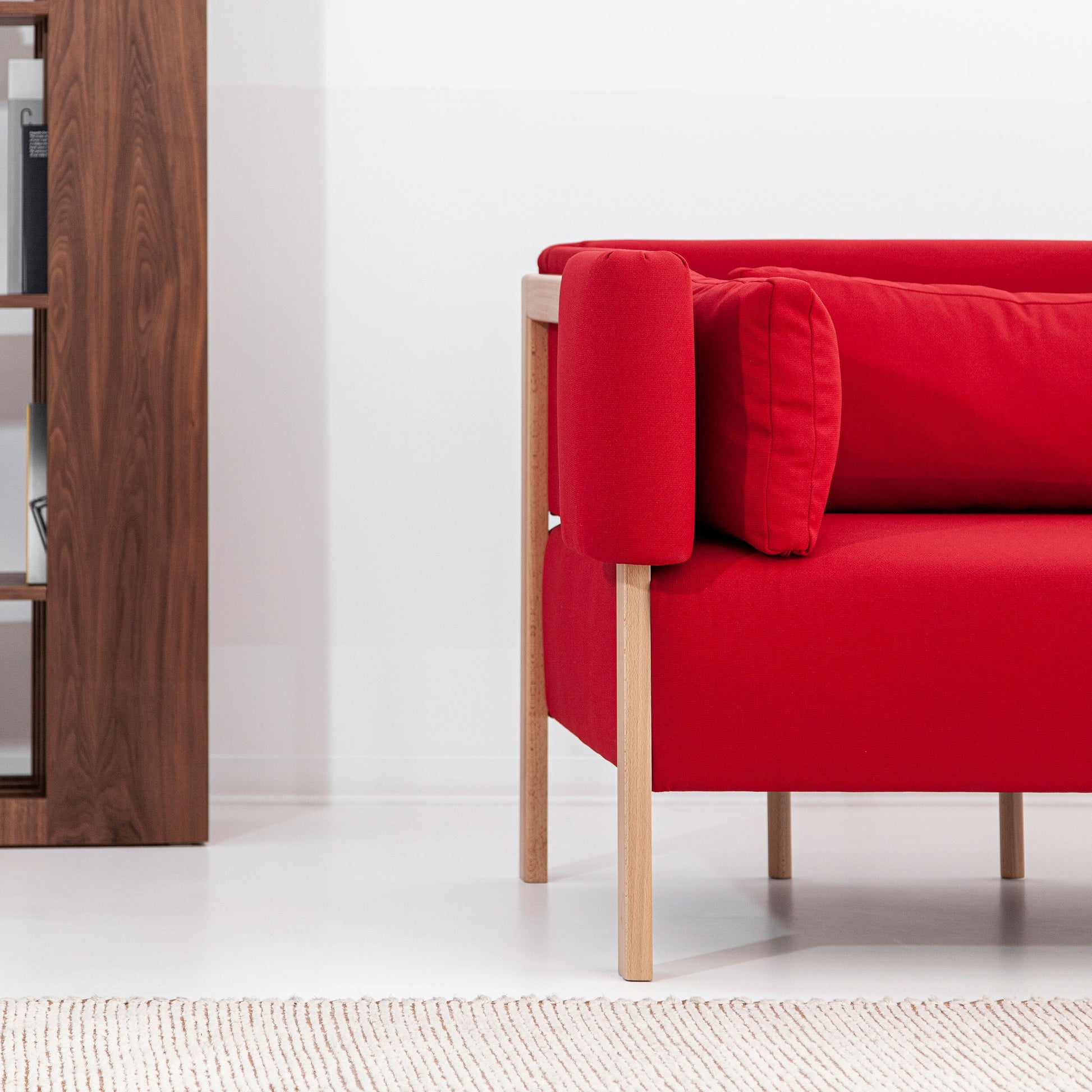 Sofá de três lugares Porventura Cod com estofos em tecido macio e design moderno, apresentado numa sala de estar acolhedora.