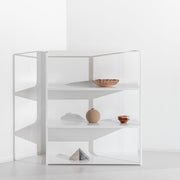 A estante Porventura Curve, com o seu design curvo, apresenta prateleiras de madeira elegantes e um estilo moderno, ideal para a decoração da casa ou do escritório.