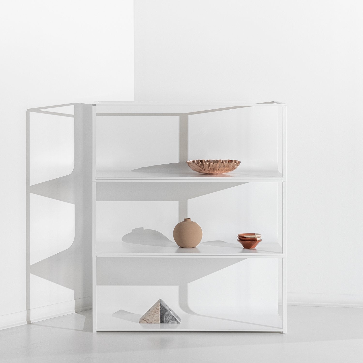 A estante Porventura Curve, com o seu design curvo, apresenta prateleiras de madeira elegantes e um estilo moderno, ideal para a decoração da casa ou do escritório.