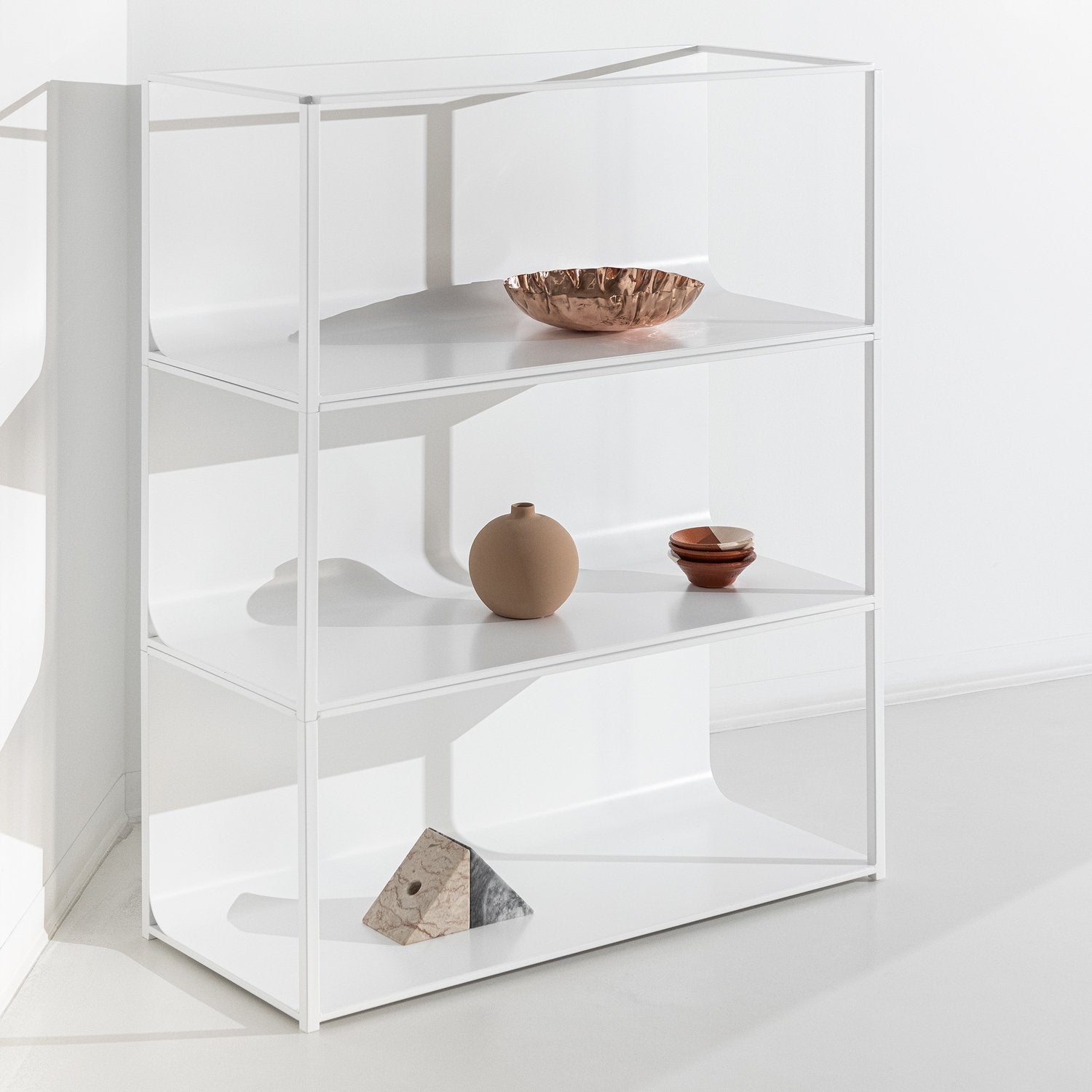Estante Curve Porventura com design curvo e prateleiras em madeira, apresentada num ambiente interior moderno.