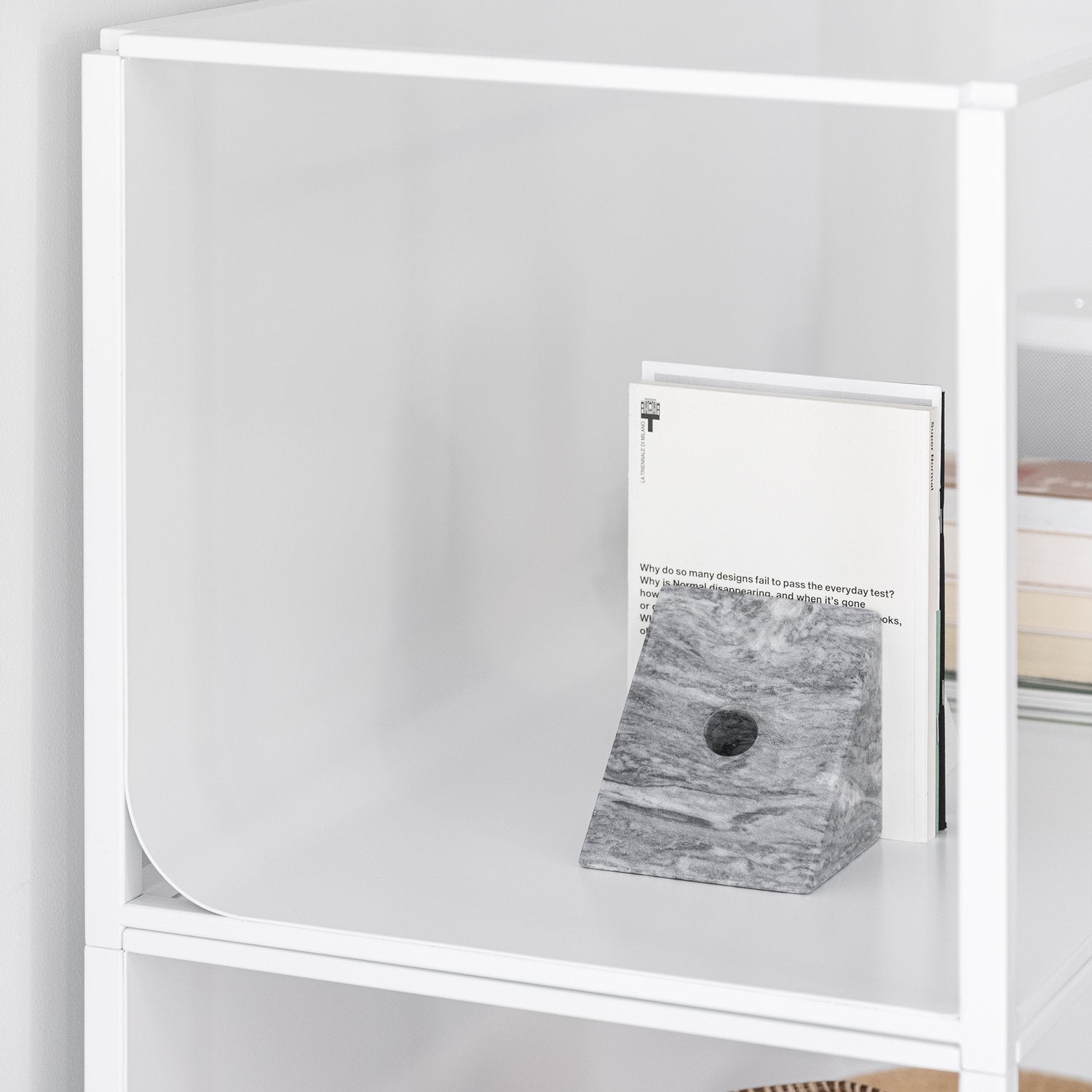 A estante Porventura Curve, com o seu design elegante e curvo, apresenta-se num interior de casa moderno