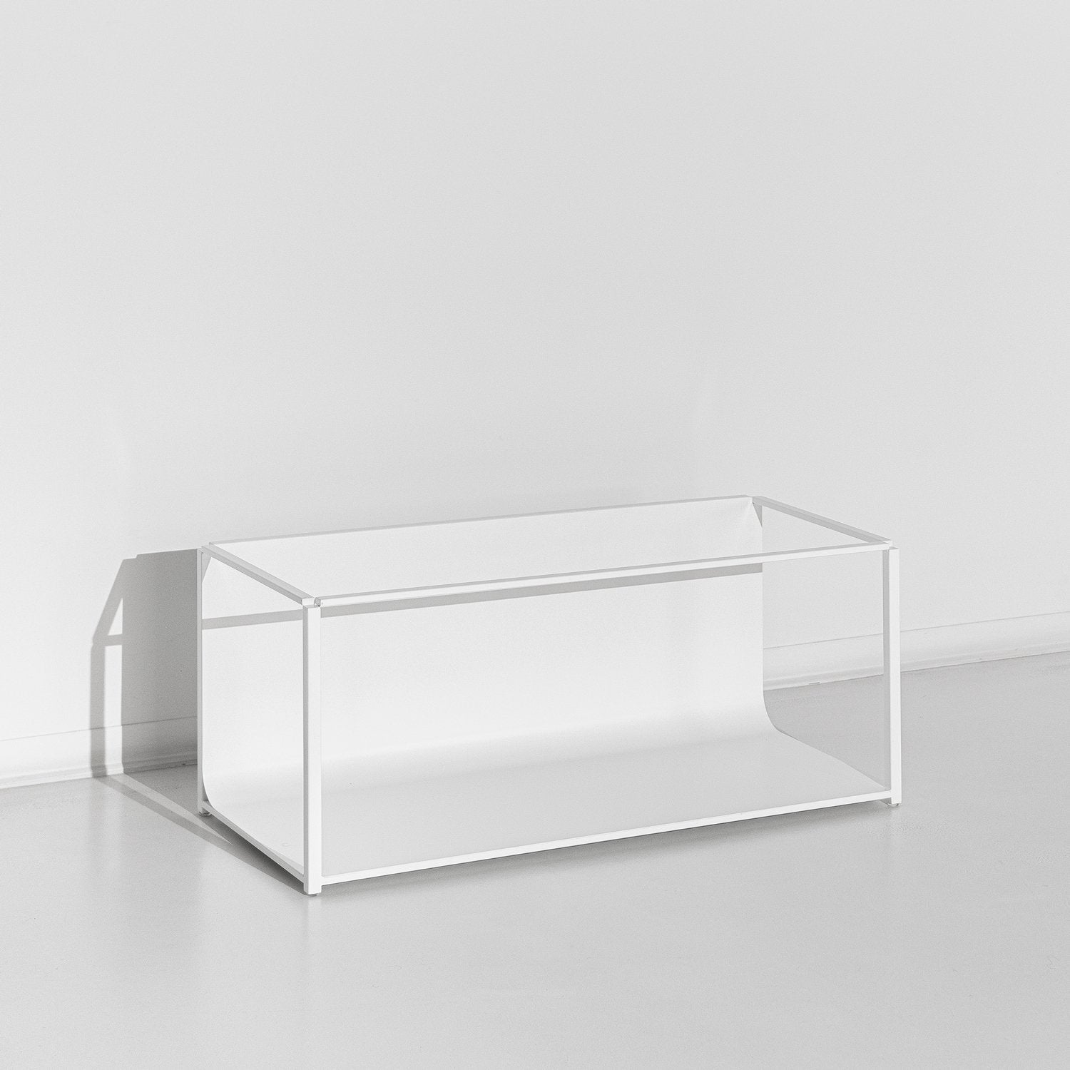 A estante Porventura Curve, com o seu design curvo, oferece uma solução de arrumação elegante e moderna para ambientes contemporâneos.