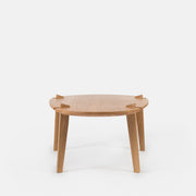 A moderna mesa de centro Fenda, da autoria de Cátia Moura, apresenta um design elegante e uma superfície lisa, ideal para uma sala de estar sofisticada.