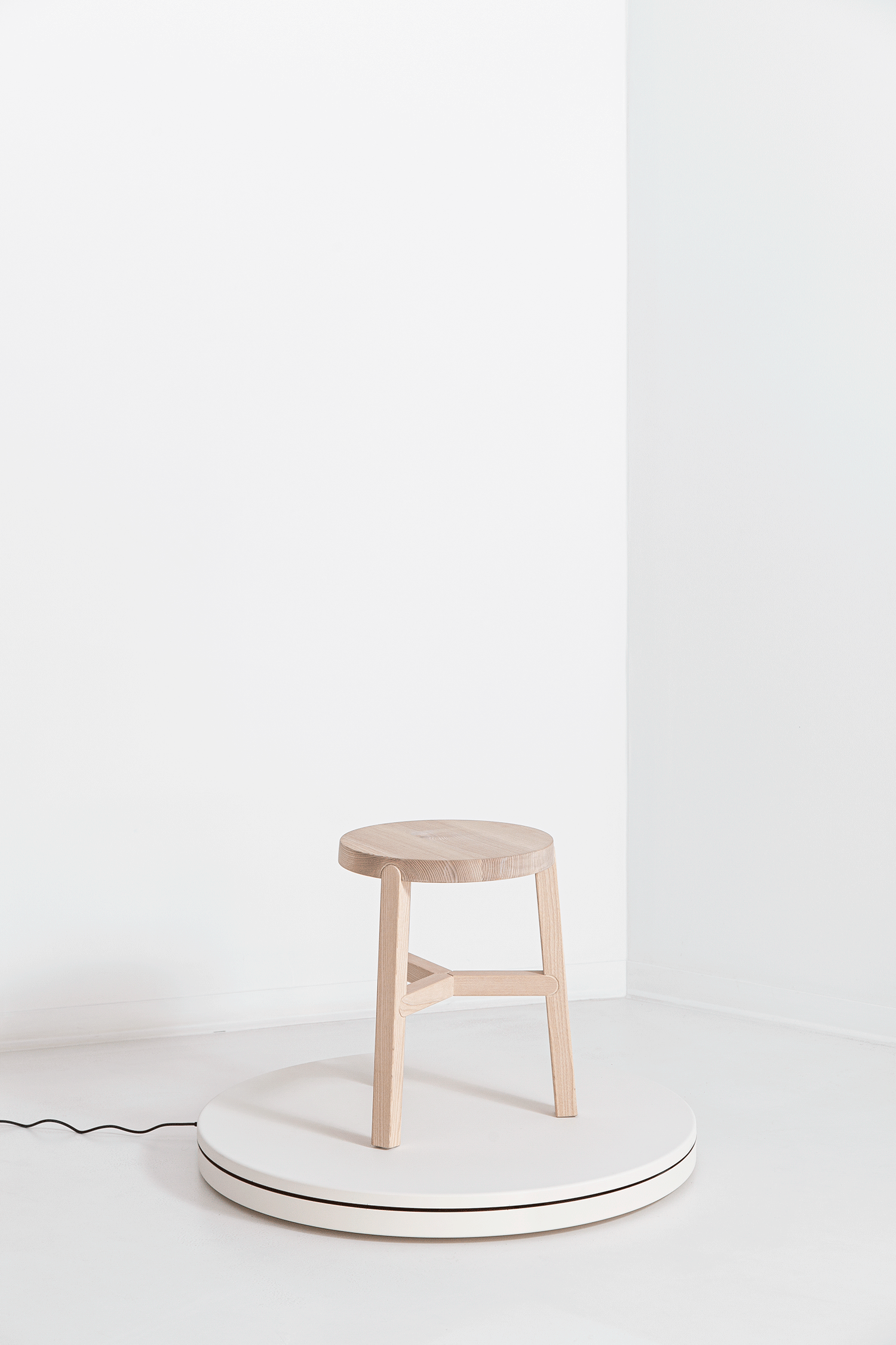 O banco Porventura Glyph, apresentado num GIF, apresenta um design moderno e elegante com curvas suaves e uma base robusta.