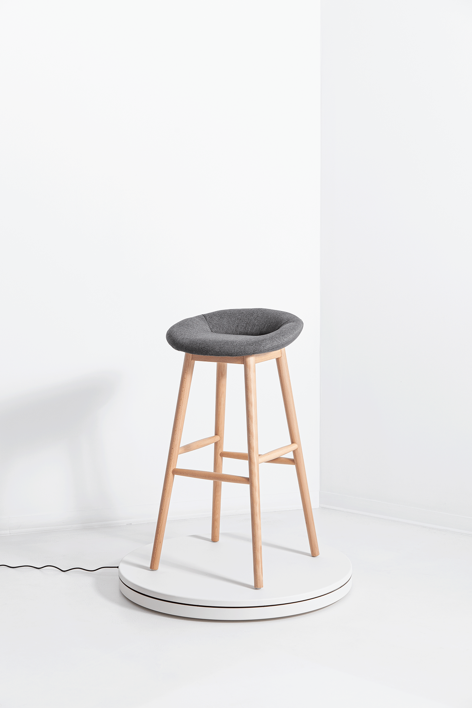 Porventura cake-shaped stools, colorful and whimsical, with a smooth rounded design perfect for fun seating or decor.