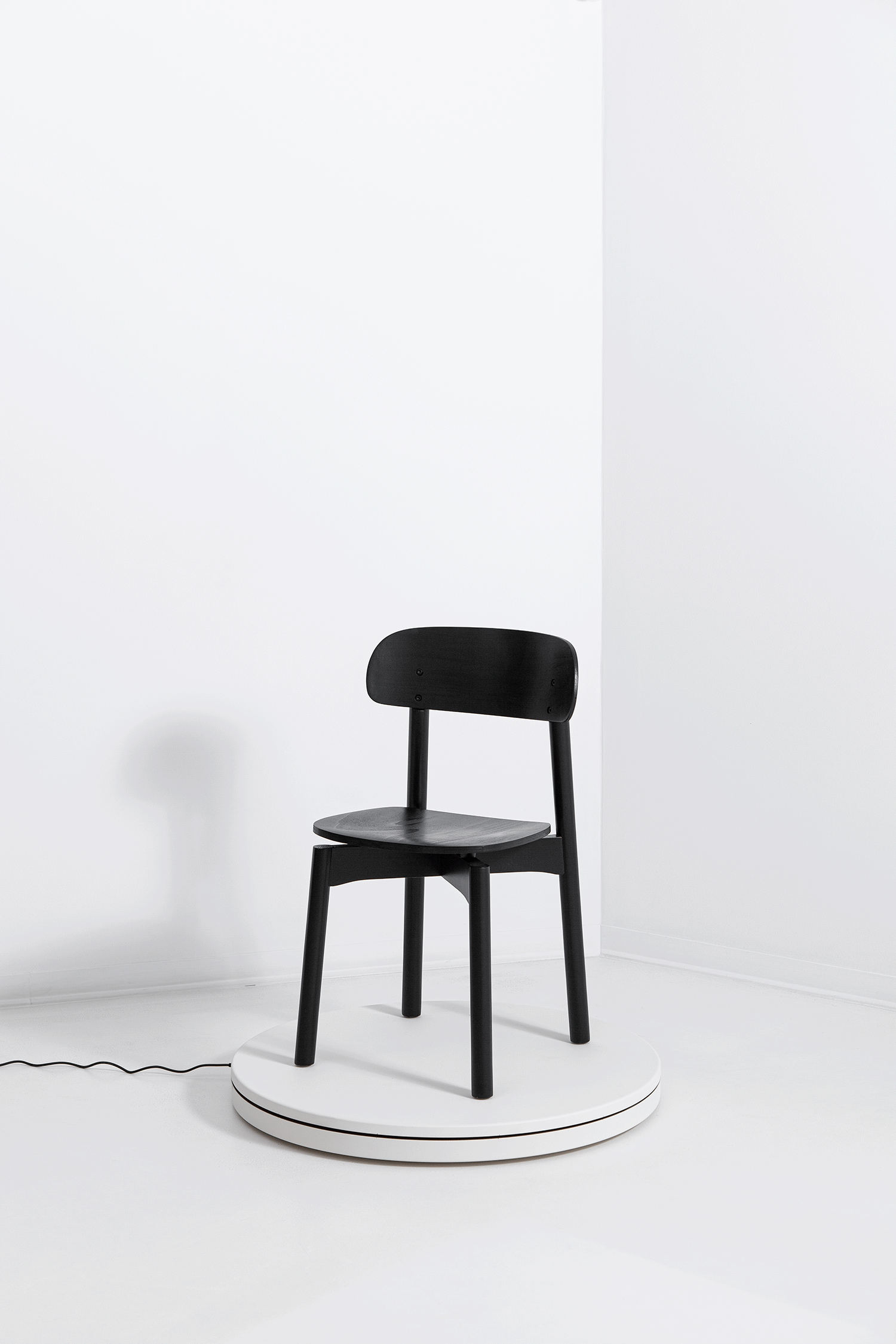 A cadeira Porventura Woody apresenta um design elegante em madeira com curvas suaves, ideal para uma decoração de interiores moderna.
