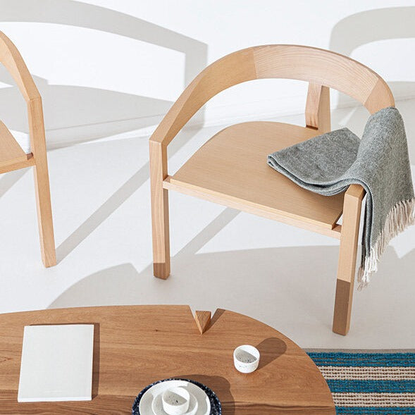Poltrona Porventura Icon Lounge com design moderno e elegante e estofos macios, apresentada numa sala de estar elegante.