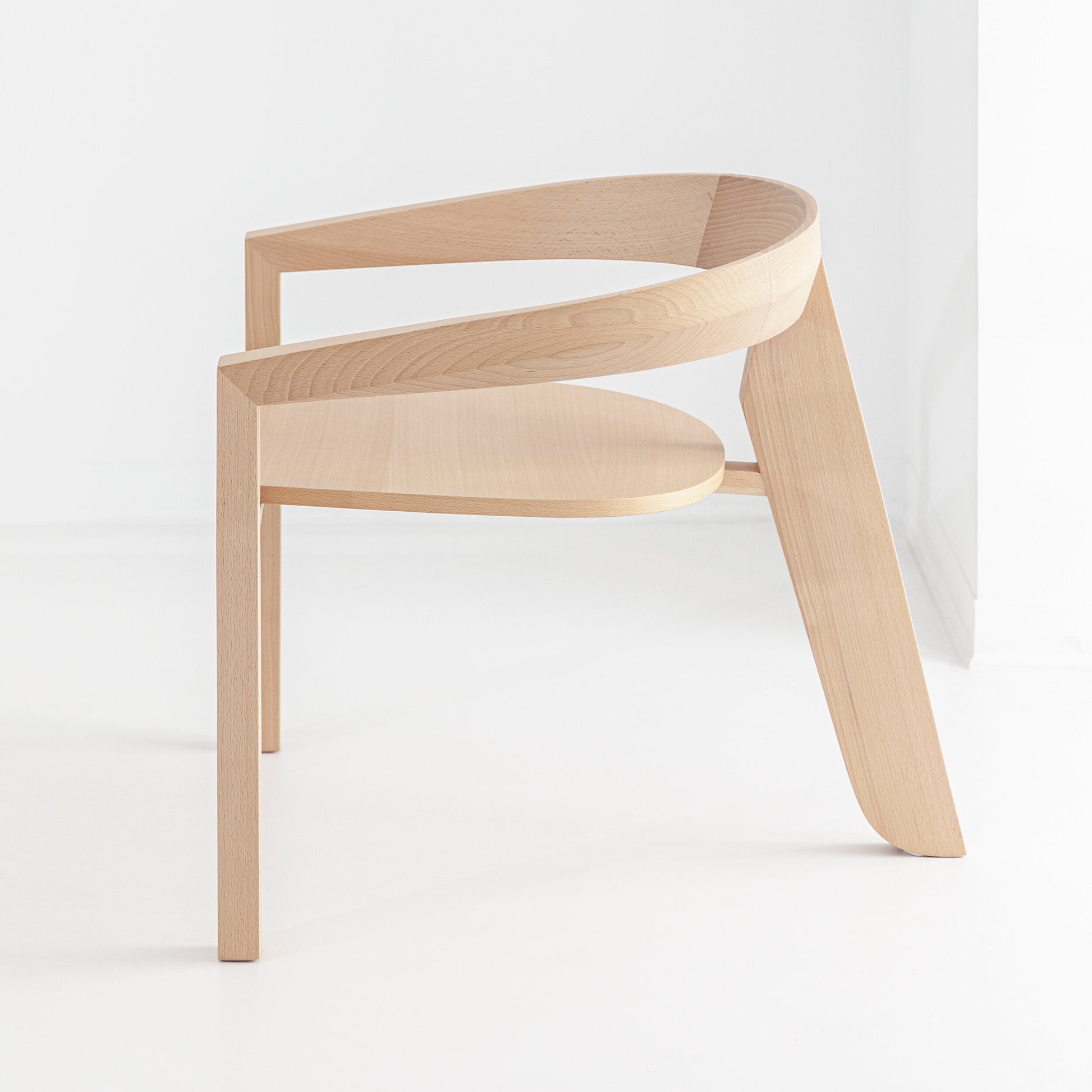 Poltrona Porventura Icon Lounge com design elegante e moderno e estofos macios, apresentada numa sala de estar elegante.