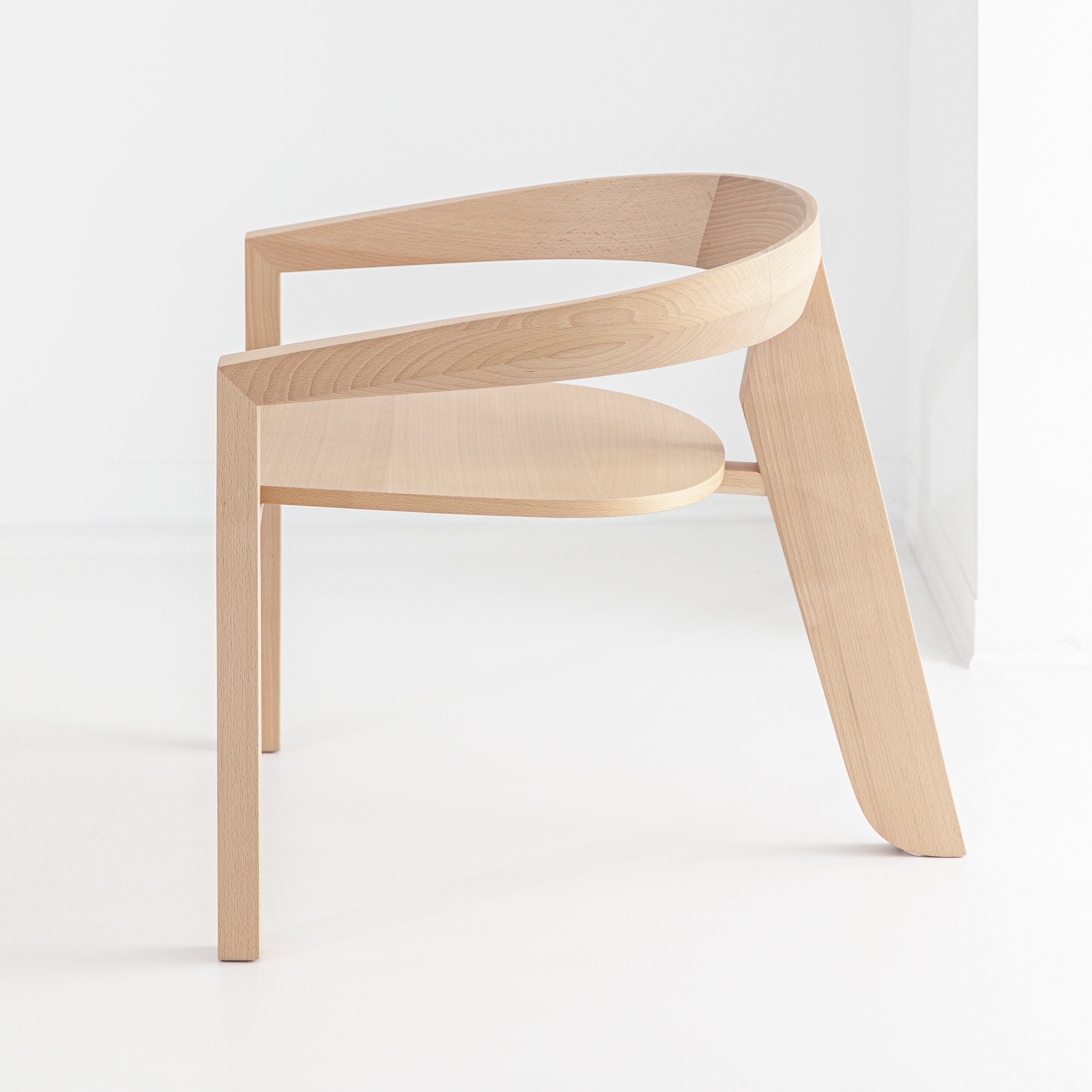 Poltrona Porventura Icon Lounge com design elegante e moderno e estofos macios, apresentada numa sala de estar elegante.