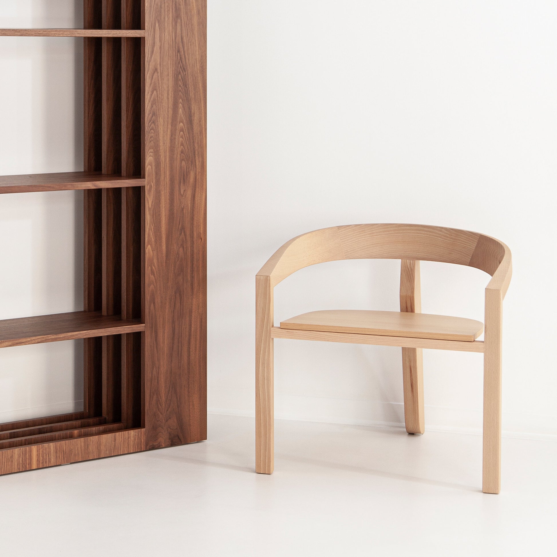Poltrona Porventura Icon Lounge com um design moderno e elegante, com estofos macios e curvas elegantes para um assento confortável.
