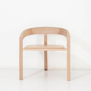 Poltrona Porventura Icon Lounge com design moderno e elegante, estofos macios e apoios de braços curvos, vista de lado.