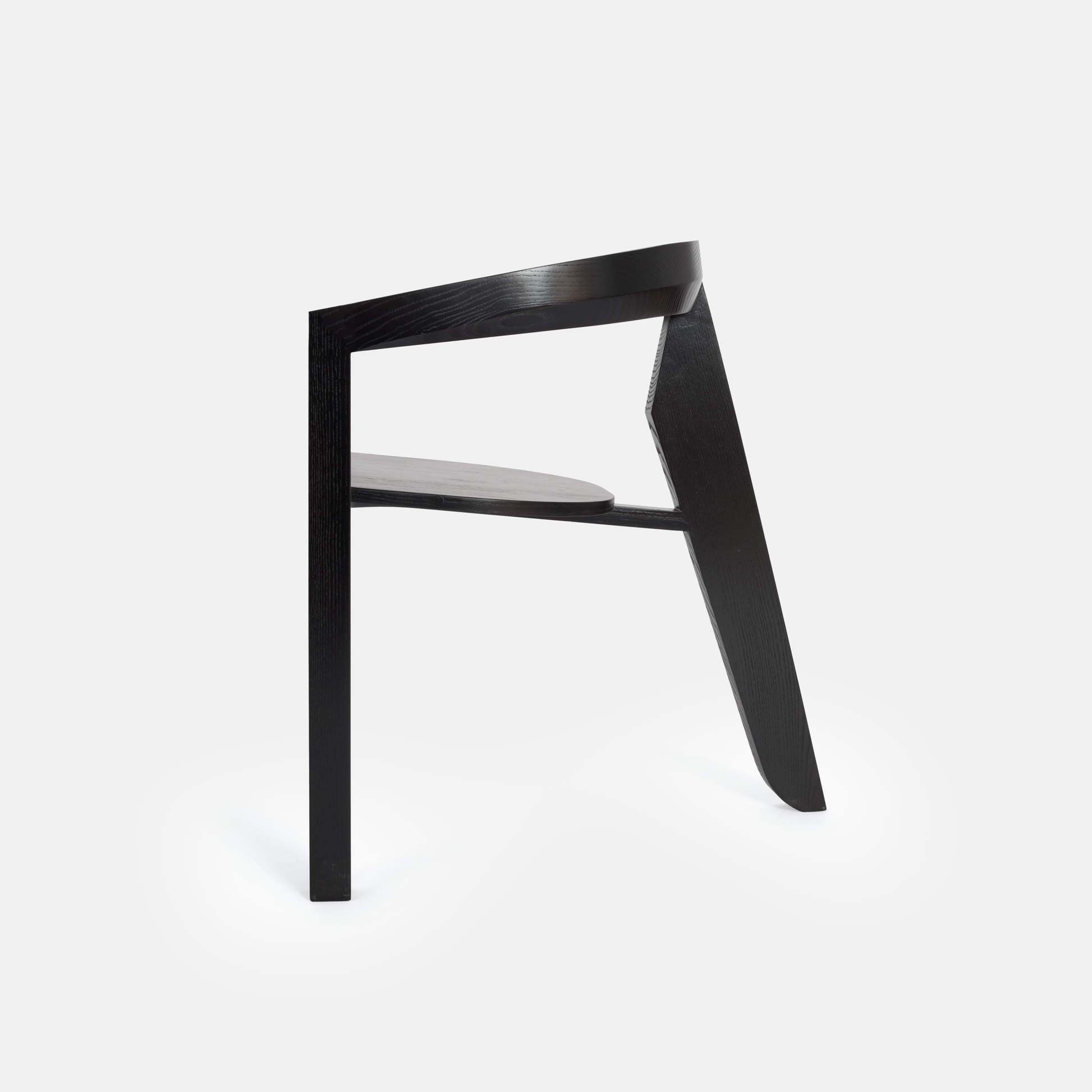Cadeira Porventura Icon preta com um design moderno e elegante, apresentando uma silhueta simplificada e um assento confortável.