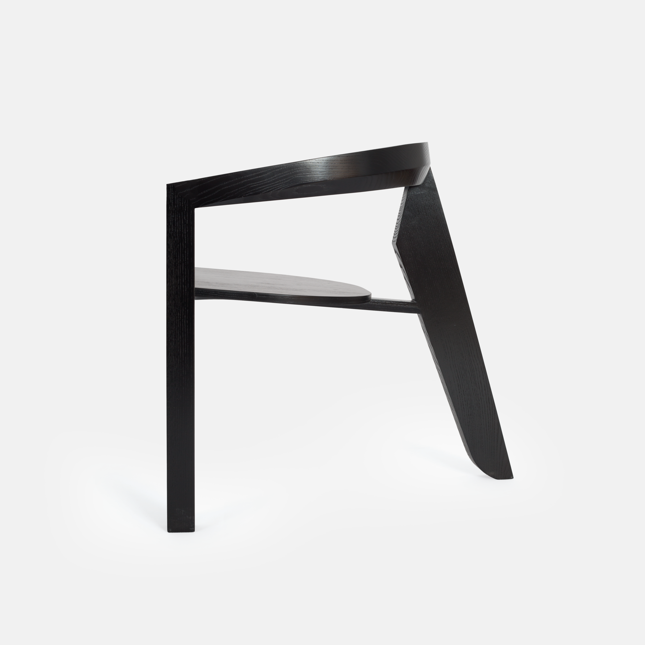 A poltrona preta Porventura Icon Lounge apresenta um design elegante e moderno, proporcionando conforto e elegância a qualquer sala de estar contemporânea.