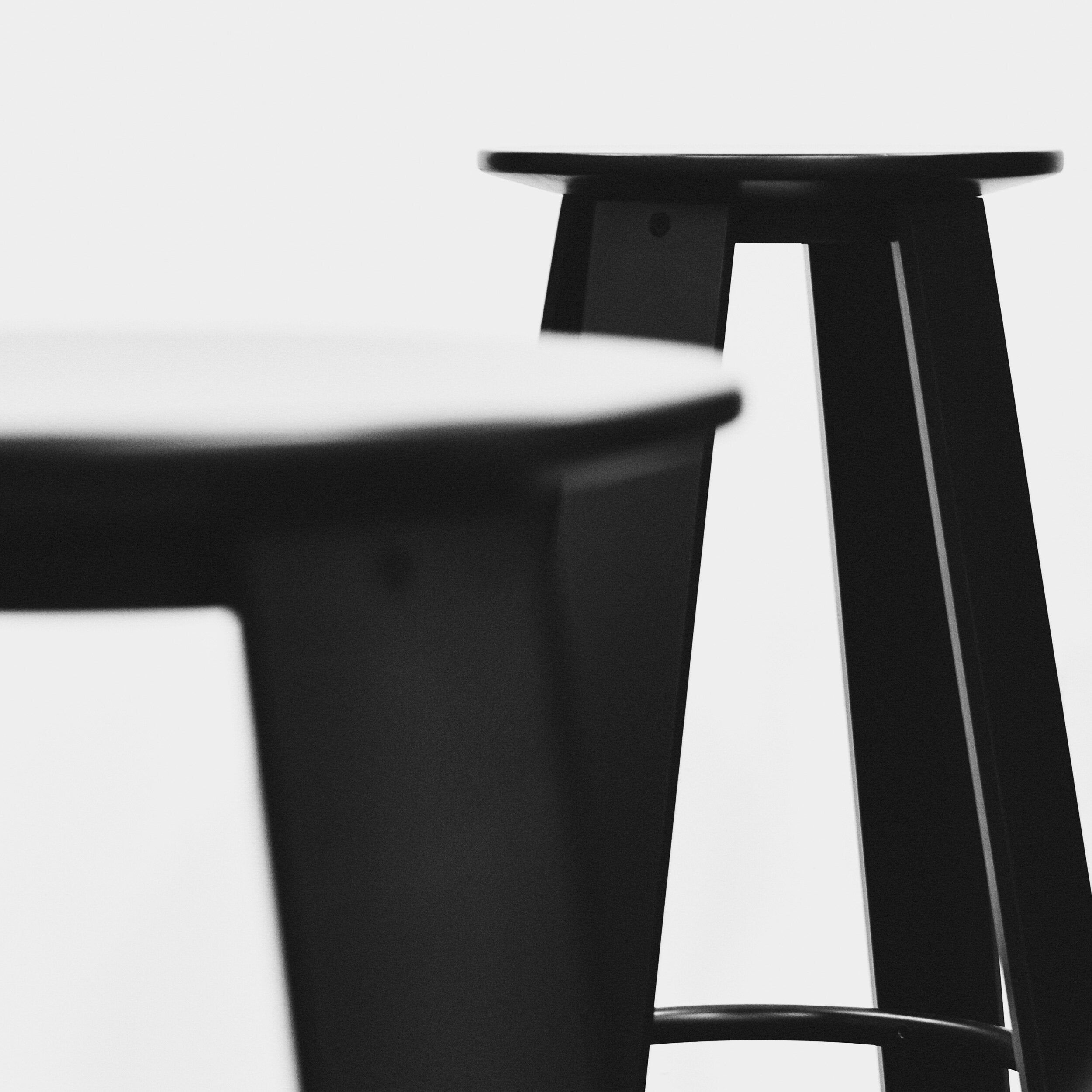 O banco Porventura Linear apresenta um design elegante e minimalista, com um assento em madeira lisa e pés em metal, ideal para uma decoração moderna.