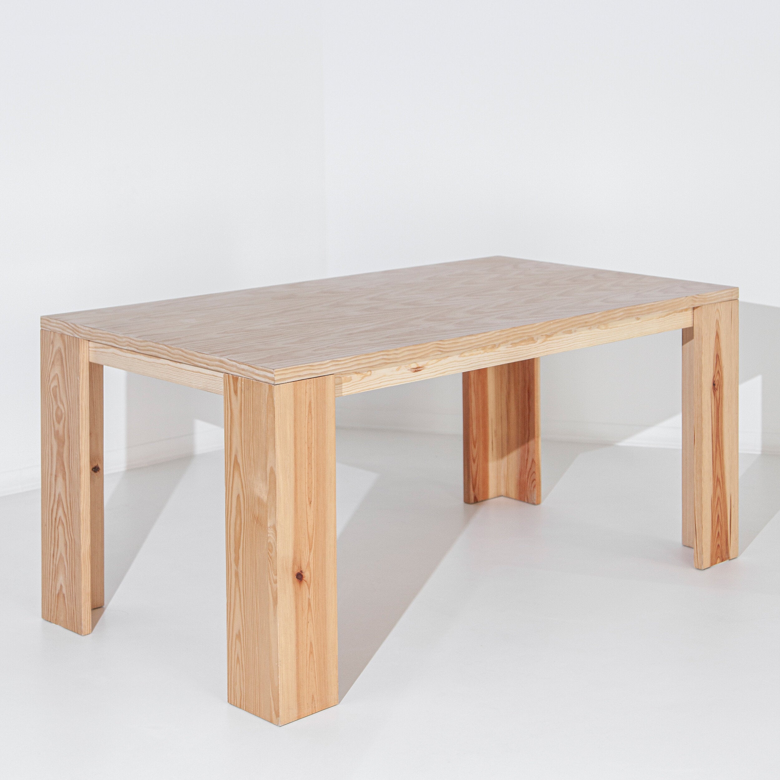 Mesa Porventura Monte, uma mesa de jantar moderna em madeira de linhas simples e superfície lisa.