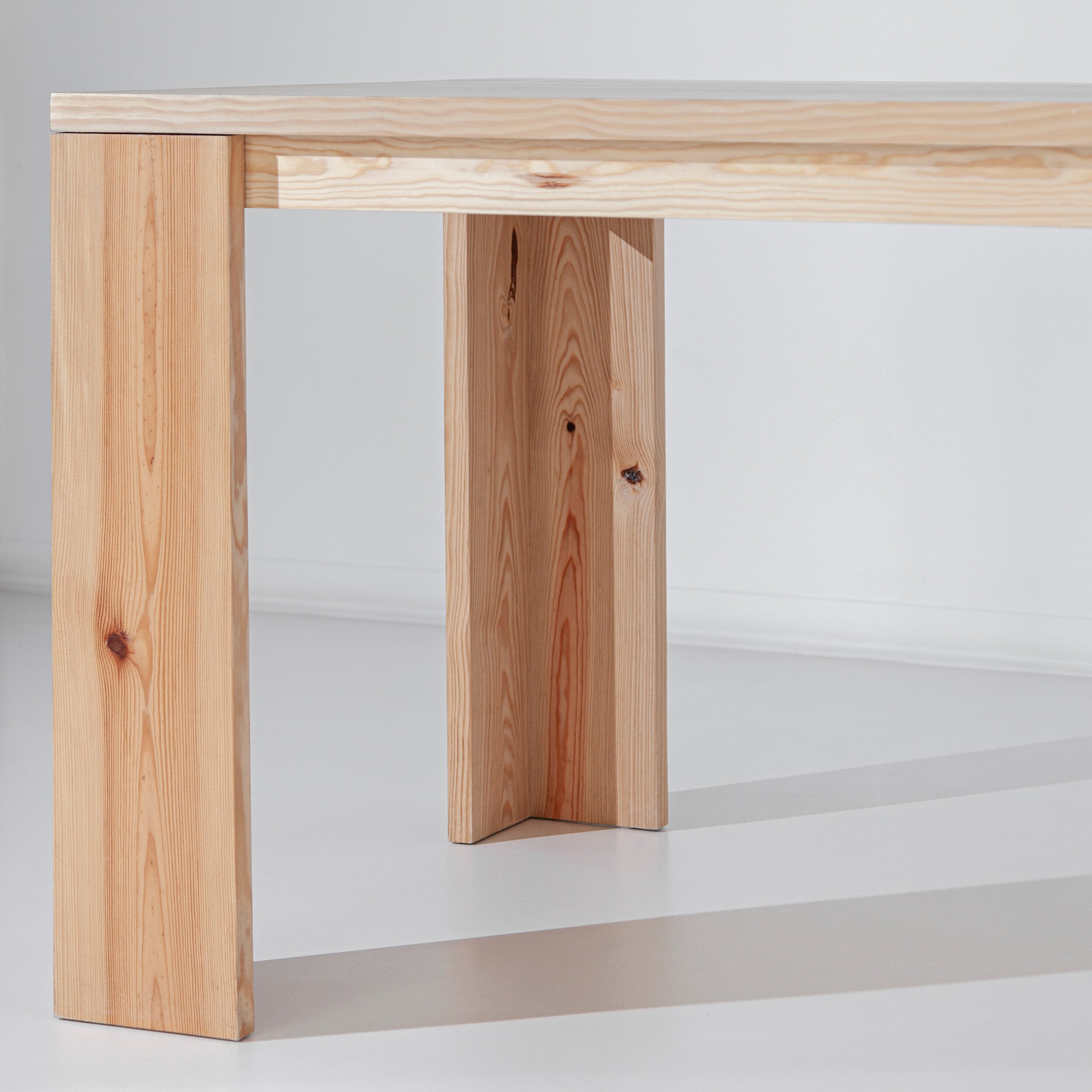 A mesa Porventura Monte apresenta uma superfície de madeira moderna com um design elegante, ideal para a decoração contemporânea de casa ou escritório.