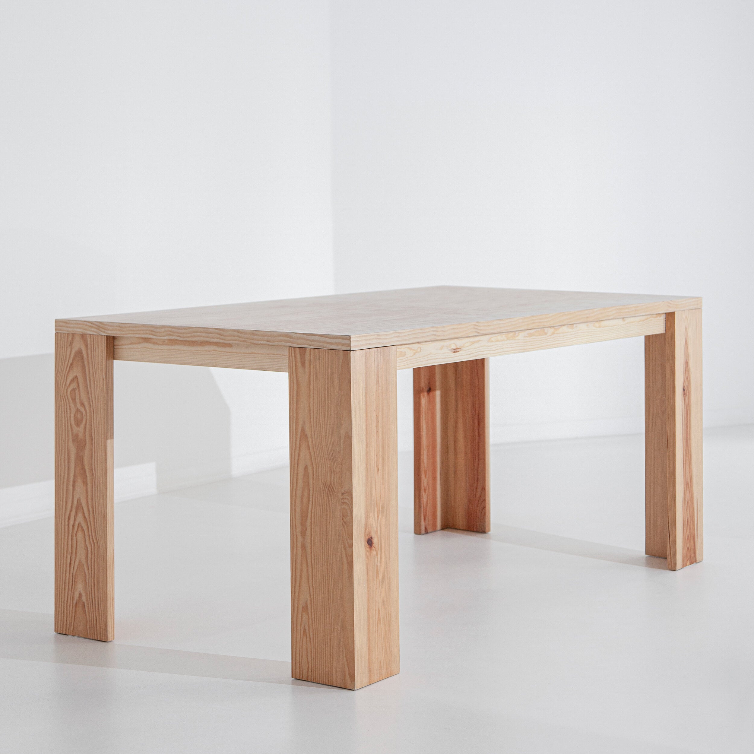 A mesa Porventura Monte, com o seu elegante tampo em madeira e os seus modernos pés em metal, exibe um design contemporâneo ideal para interiores sofisticados.