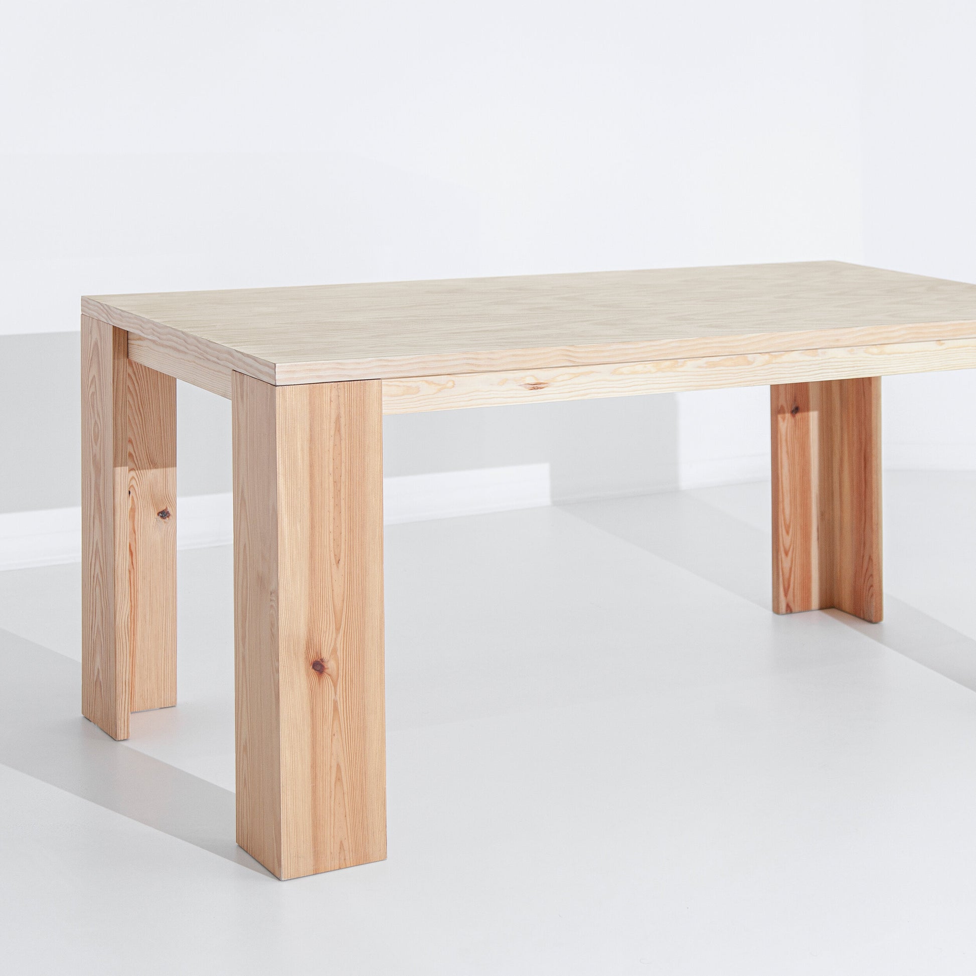 A mesa Porventura Monte apresenta uma superfície de madeira elegante com um design moderno, ideal para espaços de vida contemporâneos.