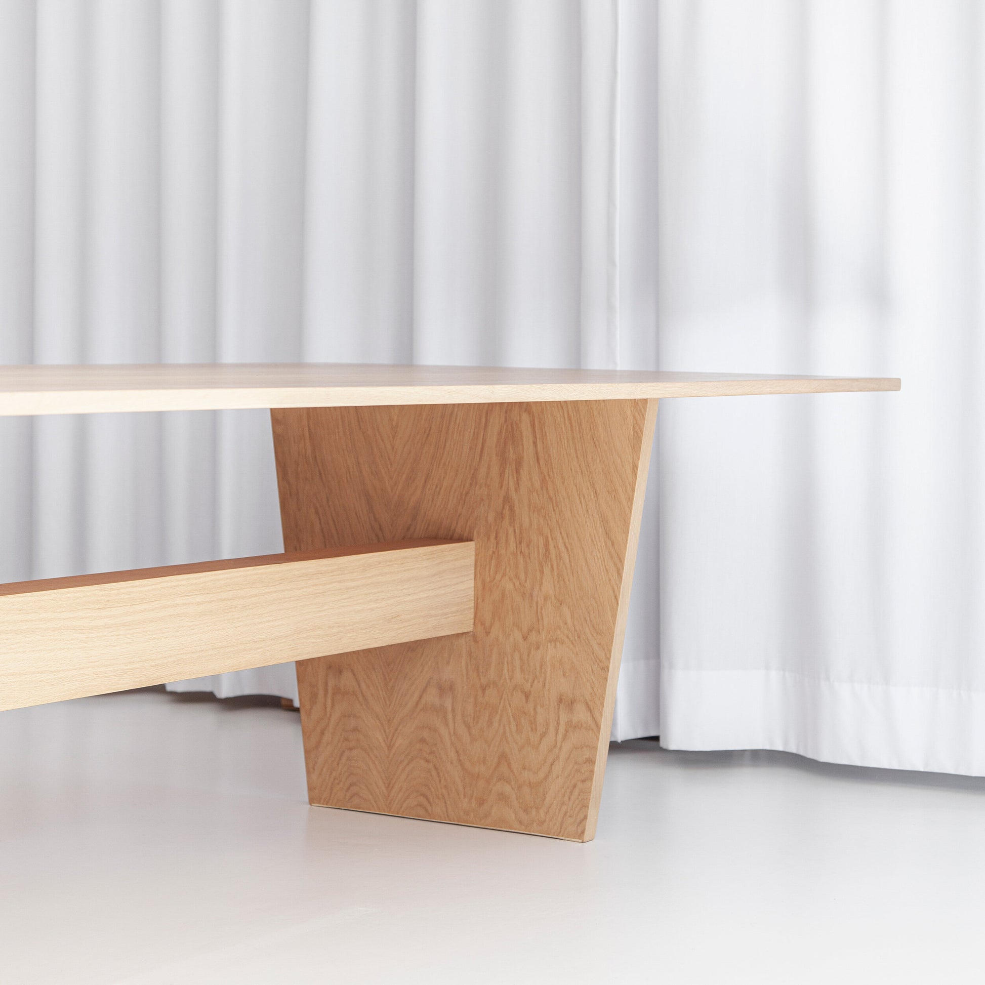 Mesa Porventura Nova com elegante superfície de madeira e design minimalista, apresentada em detalhe.