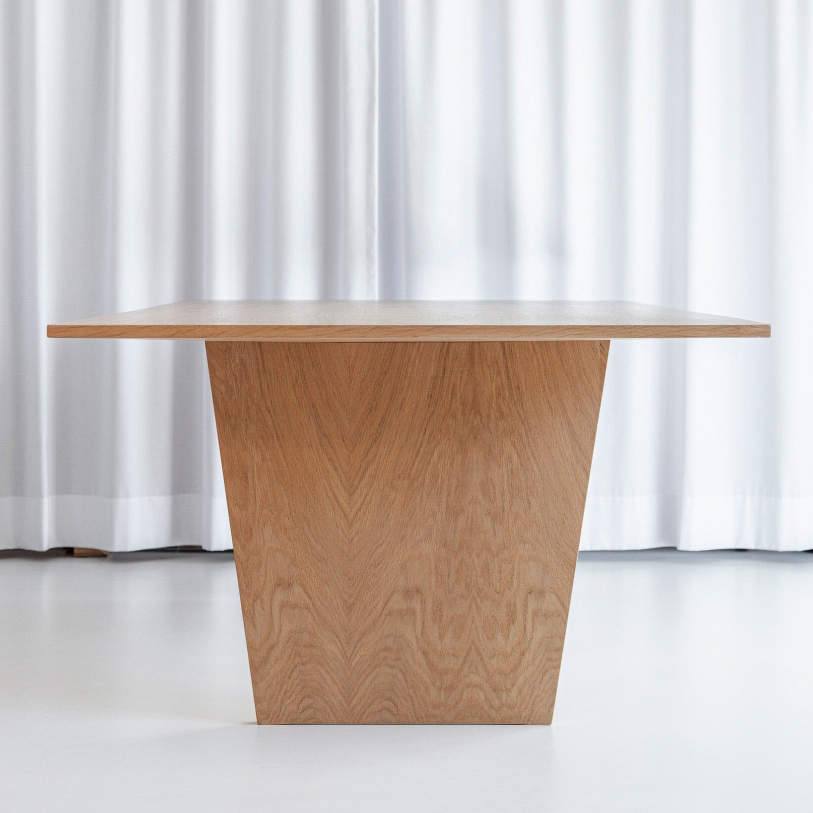 Porventura Nova table with sleek tabletop and sturdy legs, modern design perfect for contemporary living spaces.