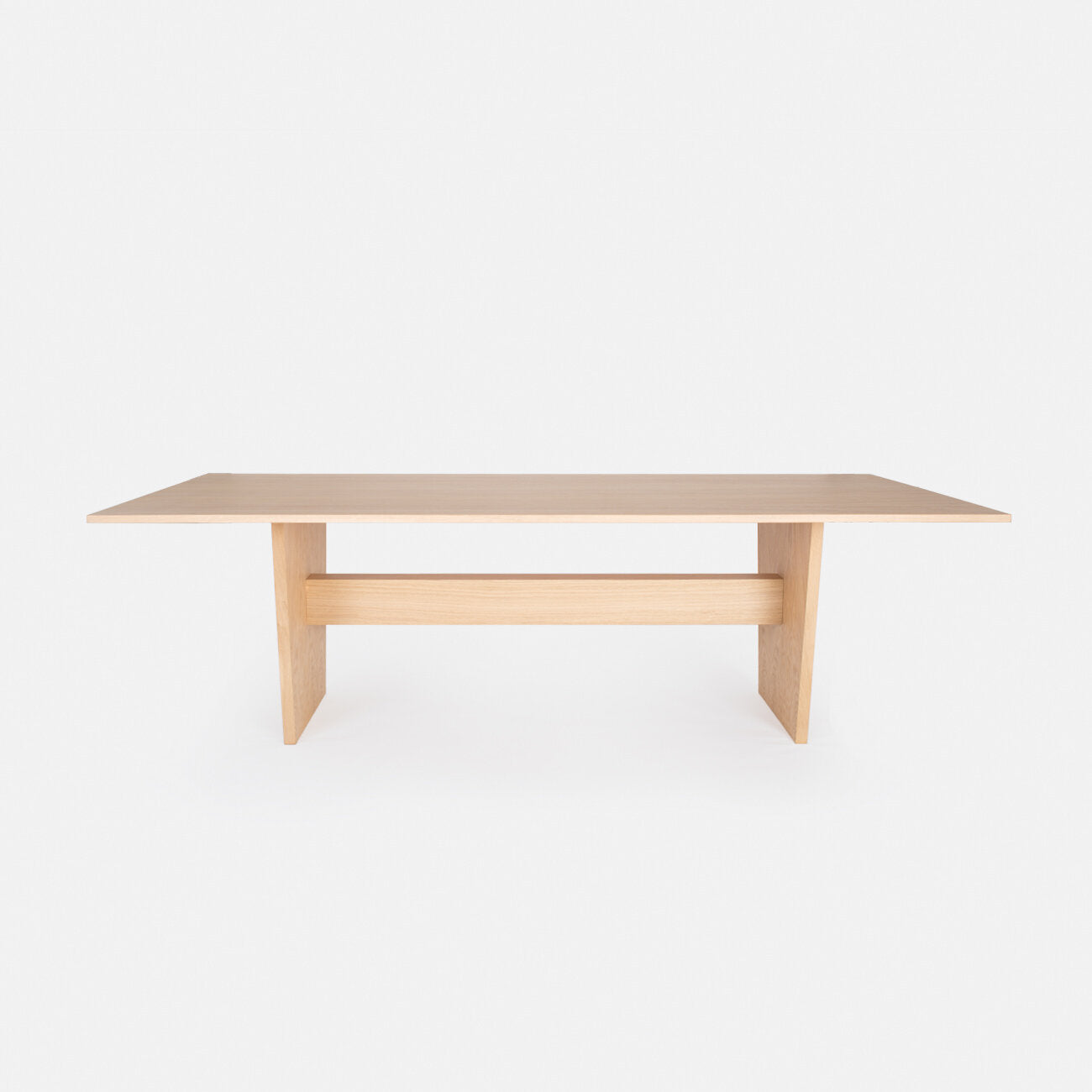 A mesa Porventura Nova apresenta um design moderno e elegante, com um tampo liso e pés robustos, ideal para ambientes residenciais ou comerciais sofisticados.