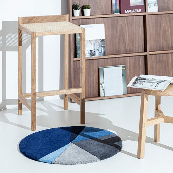 O tapete Porventura apresenta um design suave e texturado em tons neutros, perfeito para adicionar aconchego e estilo a qualquer divisão.
