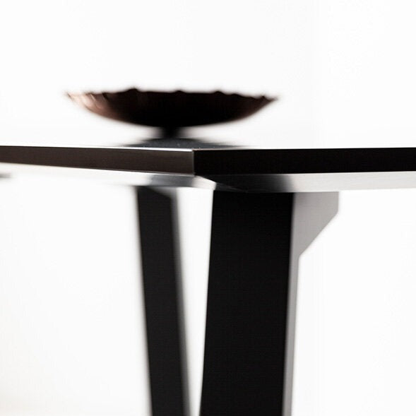 Mesa plana Porventura com uma elegante superfície retangular e design moderno, ideal para espaços interiores contemporâneos.