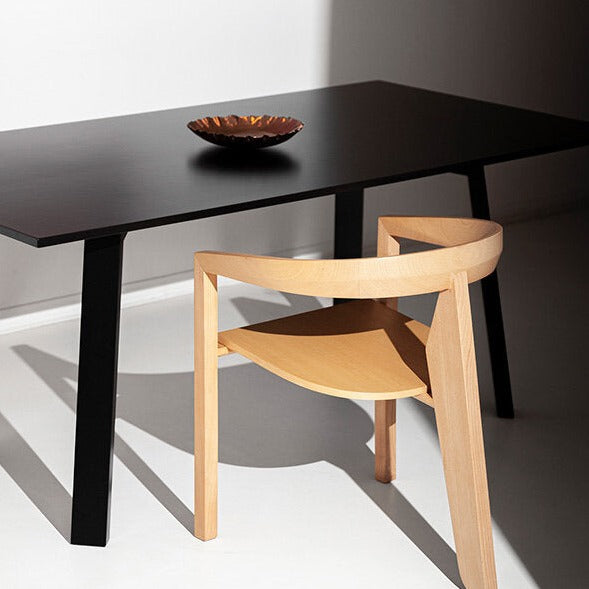 Mesa plana Porventura com um design elegante e minimalista e uma superfície lisa, apresentada num ambiente interior moderno.