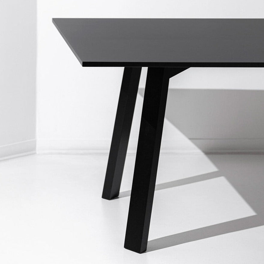Mesa plana Porventura com um design elegante e moderno, apresentando uma superfície lisa e pés robustos num estilo contemporâneo.