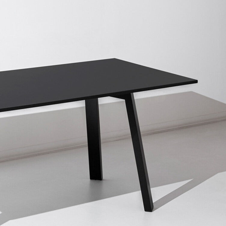 Mesa plana Porventura com um design elegante, apresentando uma superfície lisa e um estilo moderno num ambiente bem iluminado.