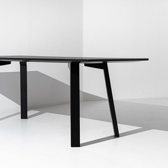 Mesa plana Porventura com design elegante e acabamento em madeira, exibindo o seu estilo moderno e minimalista.