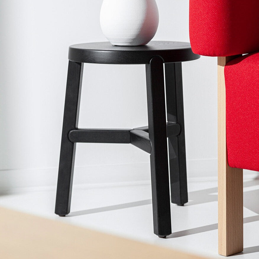 O banco Porventura Glyph apresenta um design moderno e escultural com curvas suaves e um acabamento elegante.