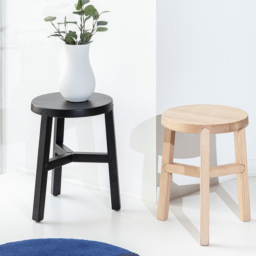 Banqueta Porventura Glyph com tampo em madeira elegante e pés em metal, design moderno para espaços de vida contemporâneos.