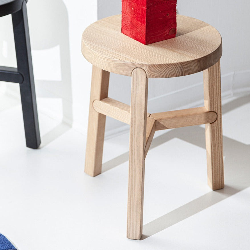 O banco Porventura Glyph apresenta um design elegante e moderno, com um assento suave e arredondado e uma base robusta de estilo contemporâneo.
