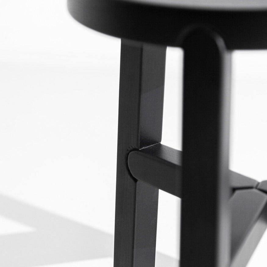 O banco Porventura Glyph apresenta um design elegante e moderno, com um assento curvo em madeira e pés robustos em metal.