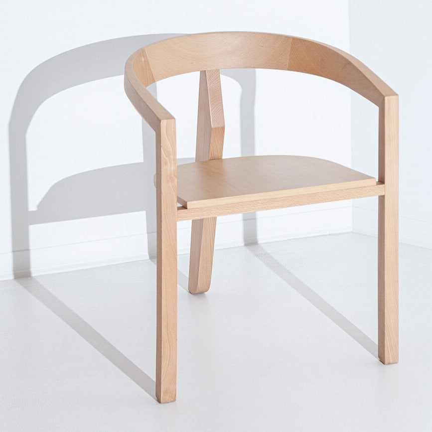 A cadeira de jantar Porventura Icon apresenta um design elegante, com encosto curvo e pés em madeira, ideal para uma decoração moderna da sala de jantar.