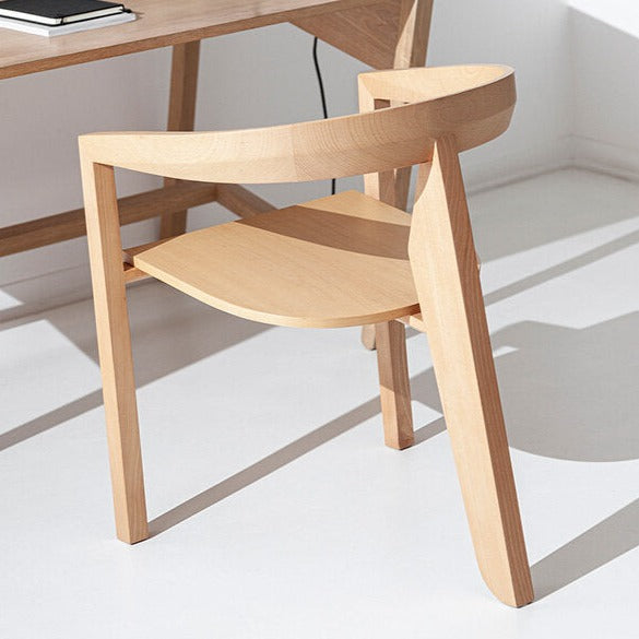 A cadeira de jantar Porventura Icon, com um design elegante e um assento almofadado, apresenta-se num ambiente interior moderno.