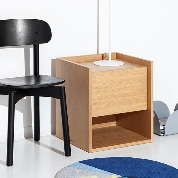 Aparador Porventura Mies S com elegante acabamento em madeira e design moderno, com várias gavetas de arrumação.