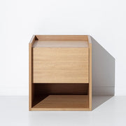 Aparador Porventura Mies S com elegante acabamento em madeira e design moderno, com múltiplos compartimentos de arrumação e puxadores minimalistas.