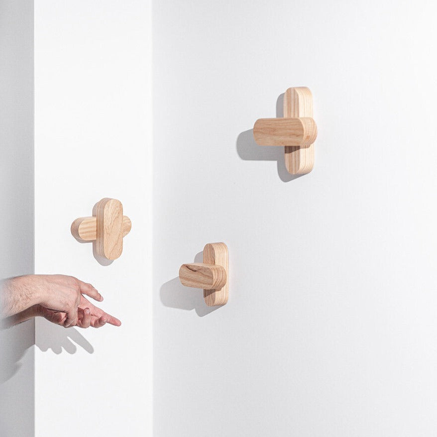 Porventura Plus hanger, sturdy and durable, with a sleek design for organizing clothes in a closet.