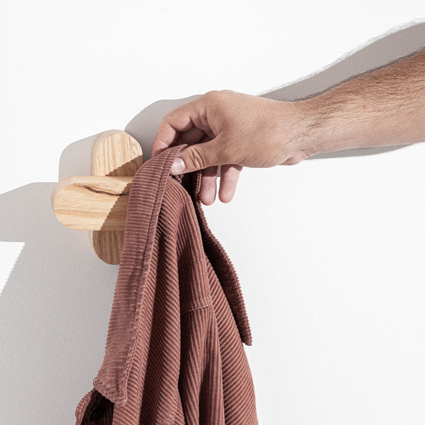 Cabide Porventura Plus com design robusto e acabamento liso, ideal para organizar a roupa no seu roupeiro.