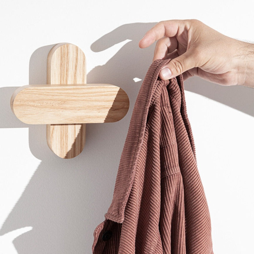 Cabide Porventura Plus, cabide em plástico resistente com acabamento liso e ombros reforçados para pendurar roupa.