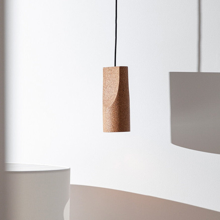Candeeiro Porventura Slice com design moderno, apresentando formas geométricas elegantes e acabamento branco.