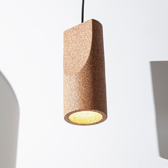 Candeeiro Porventura Slice com um design moderno e elegante, apresentando uma forma geométrica minimalista e uma superfície lisa.