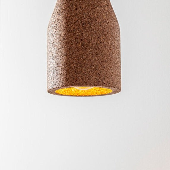 Candeeiro Porventura Slice com um design moderno e elegante, destacando-se pela forma minimalista e pelo acabamento branco irrepreensível.