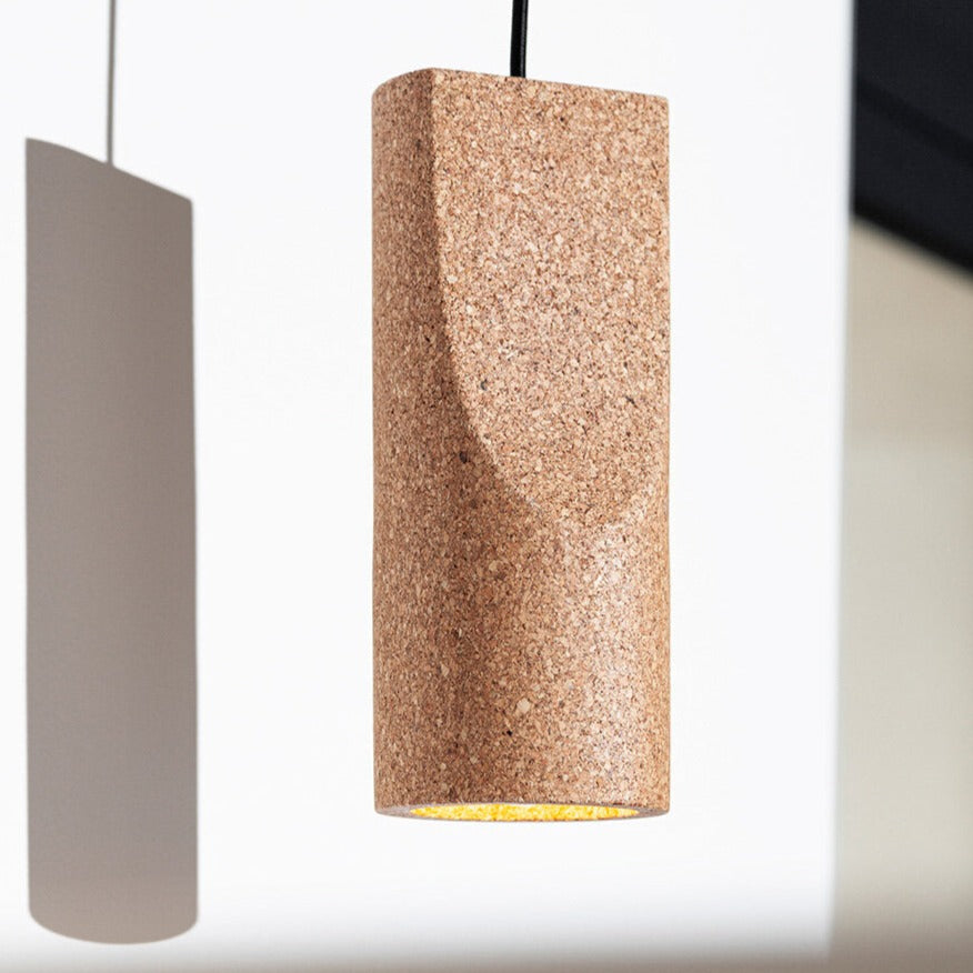 Candeeiro Porventura Slice com design elegante e moderno e iluminação LED quente, adequado para decoração de interiores contemporânea.