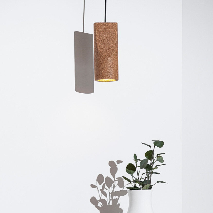 Candeeiro Porventura Slice com um design moderno e elegante, que realça a sua forma geométrica iluminada sobre um fundo escuro.